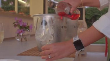 Alkolik içecek, en başından servis edildiği ana kadar. Eller yakın çekim..