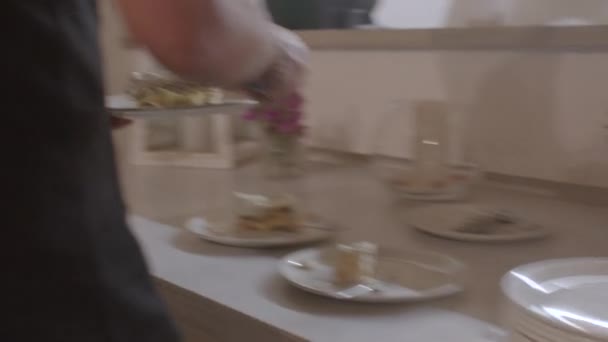 Placa de close-up de bolo com creme na mão garçom entregando uma ordem para visitante — Vídeo de Stock