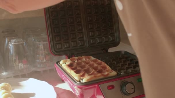 Deliciosos pequenos-almoços na varanda do acampamento da escola de verão. Waffles quentes prontos — Vídeo de Stock