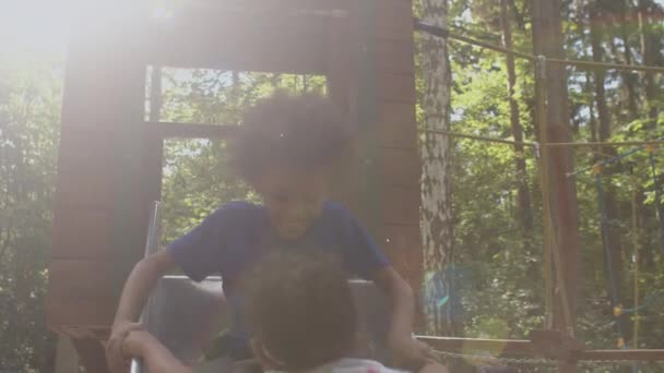 Jeu en plein air maintient les enfants actifs et stimuler l'endurance physique et de remise en forme. Les enfants jouent — Video