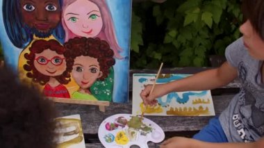 Çocuklar için portre boyama atölyesi. Yaratıcı becerileri geliştirmek için çizim öğrenin