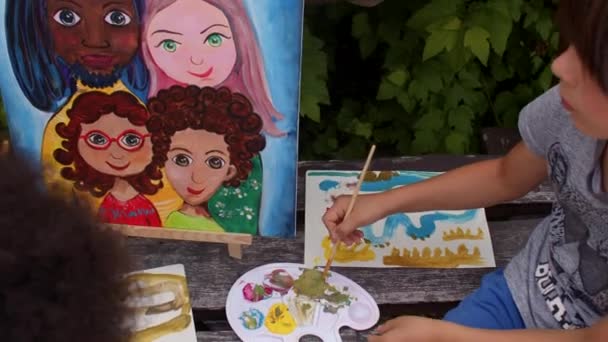 Retrato taller de pintura para niños. Aprende a dibujar para mejorar habilidades creativas — Vídeo de stock