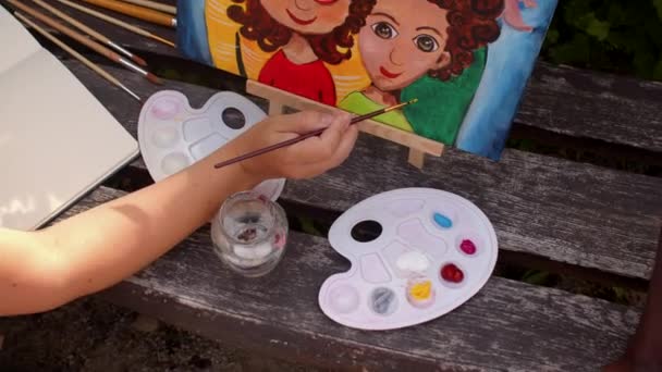Portrait painting workshop for kids. Image of a happy multiethnic family. — Video Stock
