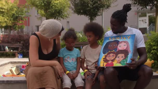 Felice uomo di colore e donna caucasica con figli di nascita. Ritratto di famiglia. — Video Stock