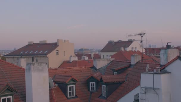 View red roofs Prague houses TV antenna is located on ridge of the tile. — Vídeos de Stock