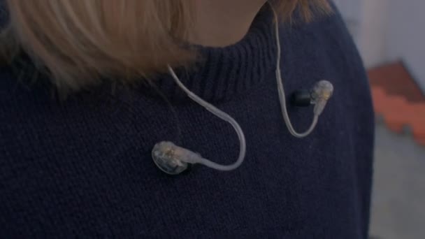 Speakers earplugs on sweater device listen sounds mountainous places — Stock videók