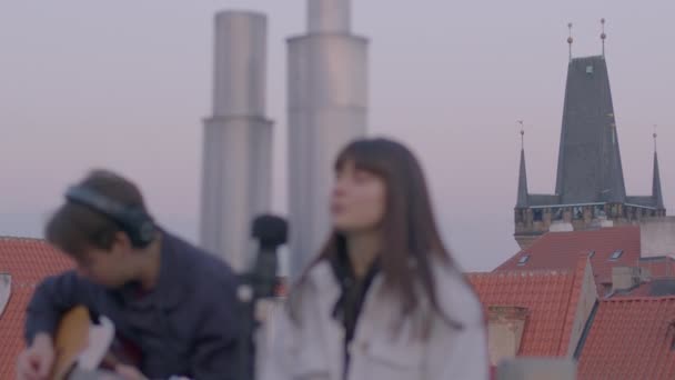 Bokeh effect of men and women sitting on the roof. Creative leisure. — Stock Video
