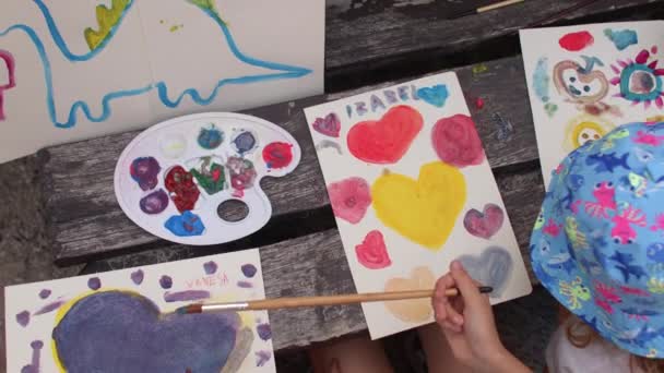 Laboratorio di pittura per bambini. L'arte potenzia lo sviluppo delle capacità motorie. — Video Stock