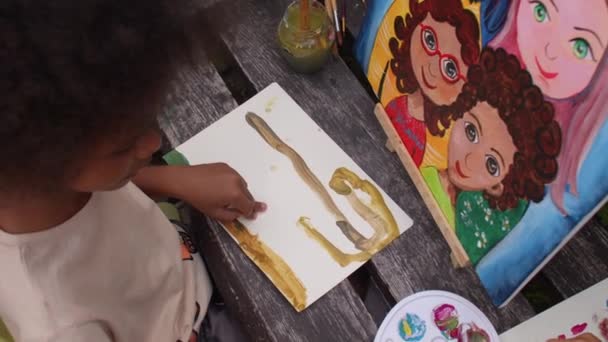 Atelier de peinture pour enfant. Peintures pour enfants sur feuille de papier blanc, vue du dessus. — Video