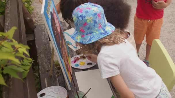 Lezione di pittura all'aperto per bambini. I bambini dipingono con vernici durante aria aperta. — Video Stock