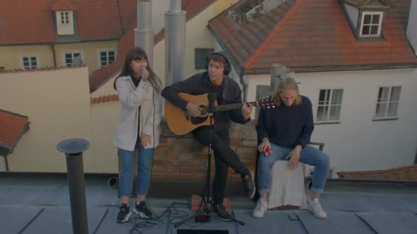 Musical trio performs new composition in romantic location overlooking old town. — Vídeo de Stock