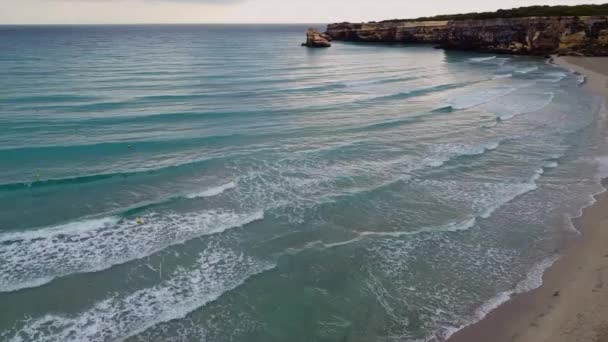 Movimiento de olas en el mar en una tormenta. Playa vacía. — Vídeos de Stock