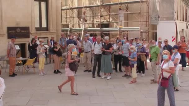 Group masked tourists on streets of city. Impact of lockdowns on travel business — Vídeo de Stock