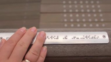 Braille alfabesiyle yazılmış el yazısı. Kişisel hizmet becerileri, uzayda gezinme becerisi.
