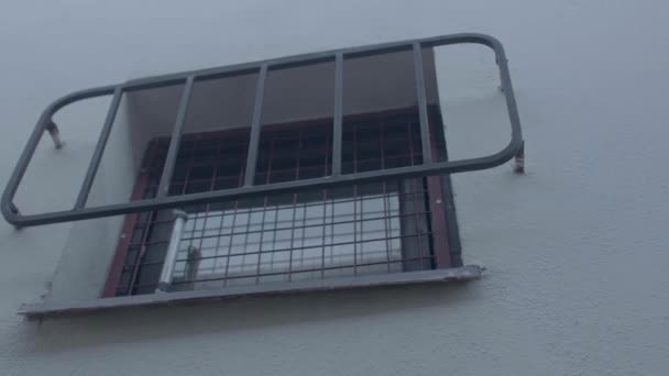 Vězeňská zeď s kovovými mřížemi na okně. Ochrana soukromého vlastnictví — Stock video