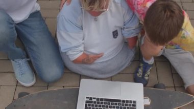 Bilgisayar uygulaması. Elleri olmayan adama yardım et. Bariyersiz iletişim.