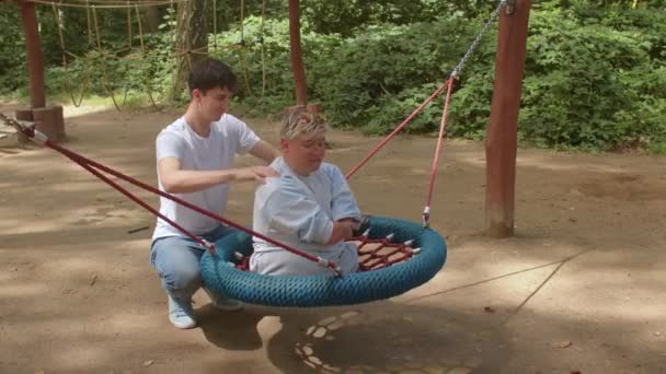 목 근육을 따뜻하게 하고. 증가하는 환자 혈액 순환 사회 복지 사 마사지 — 비디오