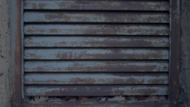 Parrilla de ventilación oxidada en la pared exterior de hormigón de un edificio de la ciudad. — Vídeos de Stock