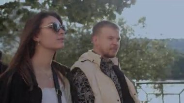 Erkek ve kız güneşli bir günde şehirde dolaşıyorlar. Randevu. Anın tadını çıkarın..