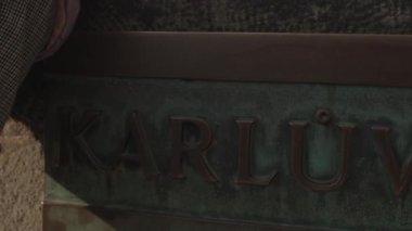 Charles Köprüsü yazıtları metal bir plaka üzerinde. 