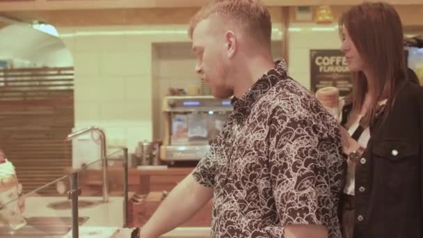 Bestellte Essenslieferung im Straßencafé Mann nimmt großes Eis in die Hand — Stockvideo