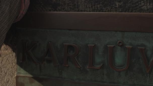 Charles Bridge inscrição em uma placa de metal. — Vídeo de Stock