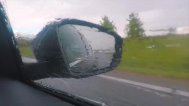 Yağmurlu havada dikiz aynası. Yüksek hız hareketi.