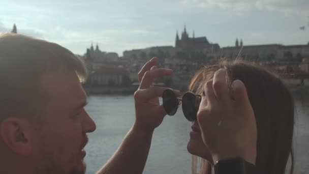 Ein Mädchen hofieren, bei einem Date Zeichen der Aufmerksamkeit zeigen. — Stockvideo