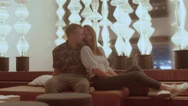 Ζευγάρι αγκαλιάζει ημερομηνία κάνει φιλί, εκδήλωση φλερτ εκδήλωση αγάπη — Αρχείο Βίντεο