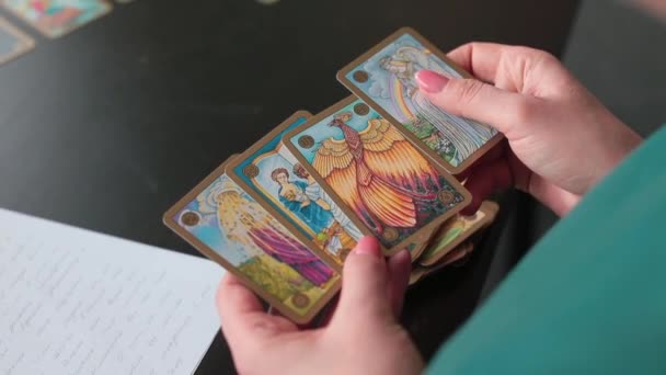 Les mains féminines tiennent des cartes de tarot. La divination dans l'occulte. Prédire l'avenir. — Video