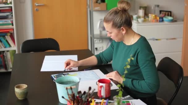 Женщина руки рисовать бумагу с помощью масла пастели делает полосы белого синего фона — стоковое видео