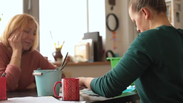 Control de tareas de mesa Se sientan a la mesa, intercambian información. — Vídeos de Stock