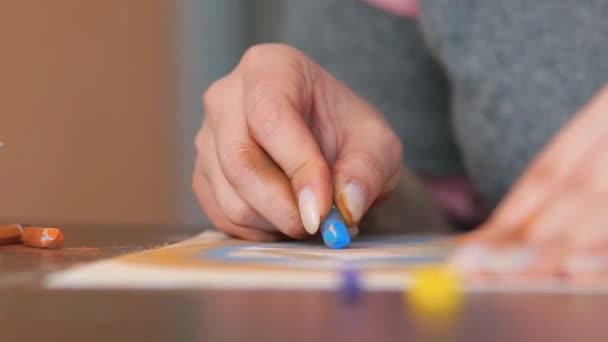 Le mani della donna disegnano la carta usando pastelli ad olio fa strisce sfondo bianco — Video Stock