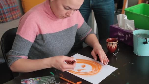 Οι γυναίκες ζωγραφίζουν στο χέρι ένα φύλλο χαρτί Τα σύνορα είναι ζωγραφισμένα στα μαύρα — Αρχείο Βίντεο