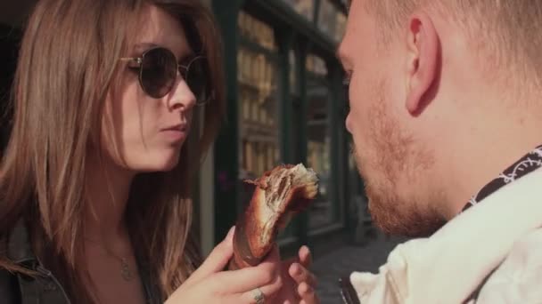 Streetfood in der Pause. Erhöhte Energie mit Nahrung. Brille auf den Augen. — Stockvideo