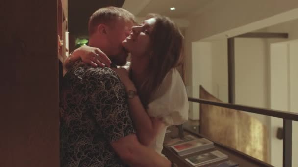 Ze knuffelen elkaar op een date. Hij kust haar nek. Manifestatie van gevoelens tijdens een vergadering. — Stockvideo