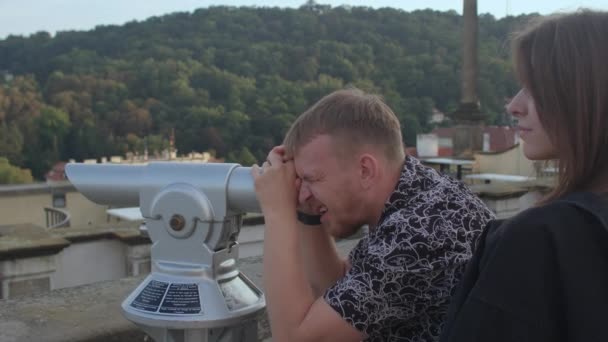 Beobachtungsstadt vom Berg aus, Teleskop benutzen, touristische Unterhaltung — Stockvideo