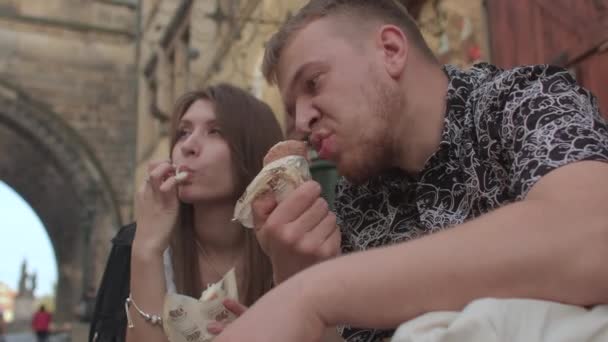 Homem e mulher comem na rua da cidade Aumentando o corpo de força, lanche. — Vídeo de Stock