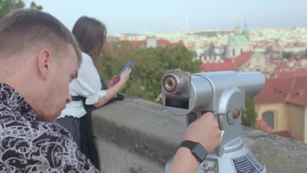 Turista távcsővel figyeli a várost. Prága. — Stock videók