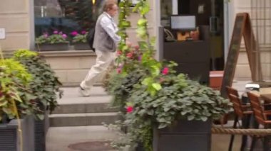 Açık hava boş kafeterya masaları ve koltuklar. Avrupa 'da akşam yemeği için yer.