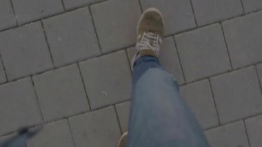 Yaya altında kaldırım taşlarının hareketi kayboldu, yön bulma kaybı oldu..