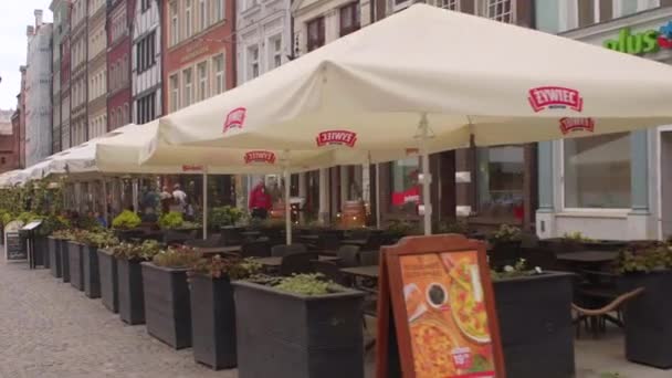 Asientos vacíos en el comedor al aire libre de la cafetería de la calle. — Vídeos de Stock