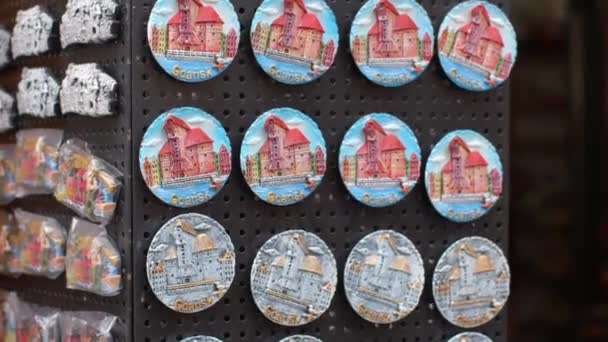 Souvenir magnet till salu. Shopping kylskåp magneter samling för turister. — Stockvideo