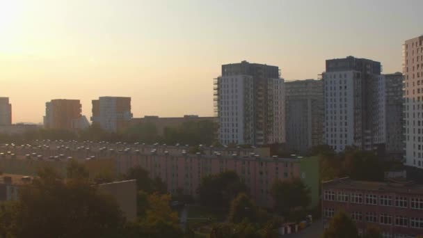 Vista de edificios de zona residencial de la ciudad. Aumento de los precios en el mercado inmobiliario. — Vídeo de stock