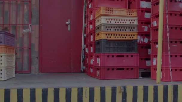 Hinterhof eines Lebensmittelgeschäfts mit Lebensmittelkisten. Rote Tür. Lieferung von Produkten gestoppt — Stockvideo