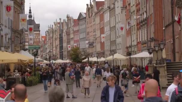 Touristes visitant les rues centrales de la ville. Population urbaine européenne. — Video