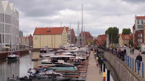 Bateaux amarrés au large de la côte dans la partie centrale de la ville. Voie navigable pour le transport. — Video