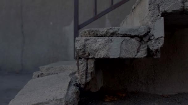 Fechar os degraus antigos da escada de concreto quebrado cinza em um edifício abandonado. — Vídeo de Stock