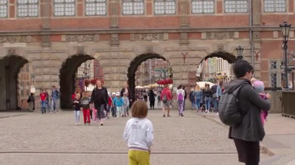 Moeder met kind en baby in draagtas doet sightseeing in de Europese stad. — Stockvideo