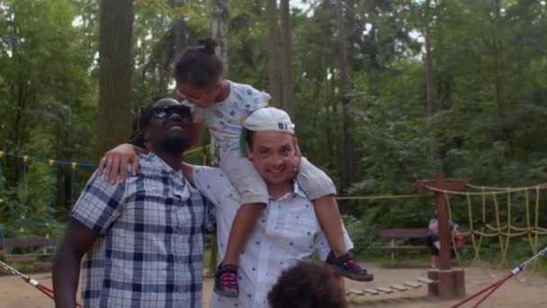 Unge glade homoseksuelle mandlige homoseksuelle familie med børn. Datter kysser far med kærlighed. – Stock-video
